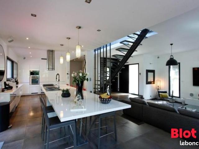 Villa 7 pièces 230 m²