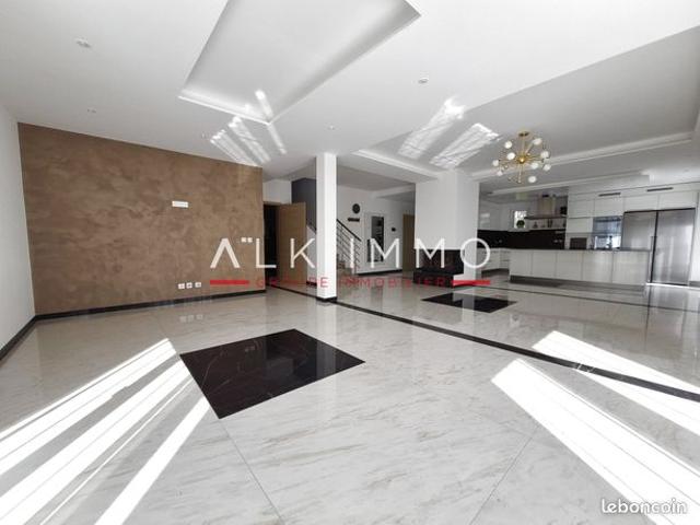 Maison 7 pièces 230 m²