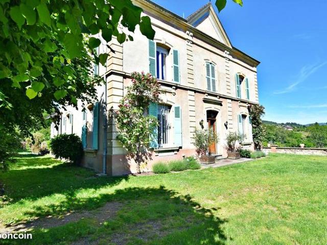 Maison 7 pièces 230 m²