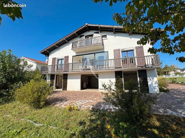 Maison 7 pièces 230 m²