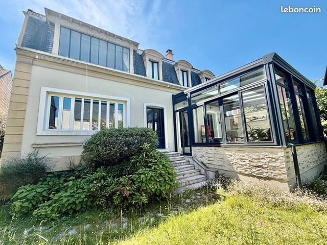 Maison 7 pièces 230 m²