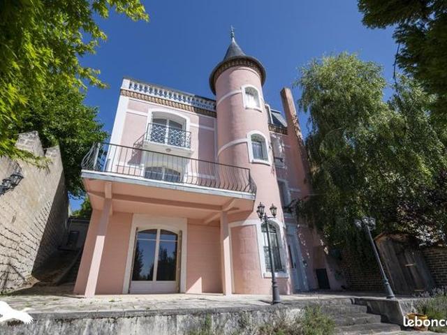 Maison 7 pièces 230 m²
