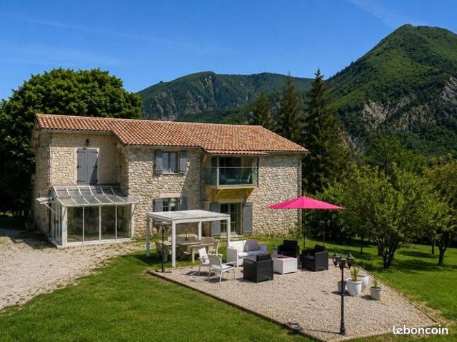 Maison 7 pièces 230 m²