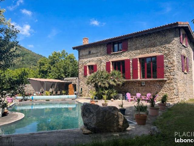 Maison 7 pièces 231 m²