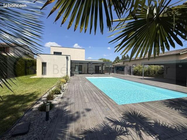 Maison 7 pièces 232 m²