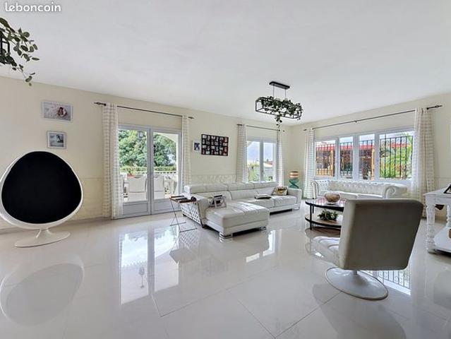 Maison 7 pièces 233 m²
