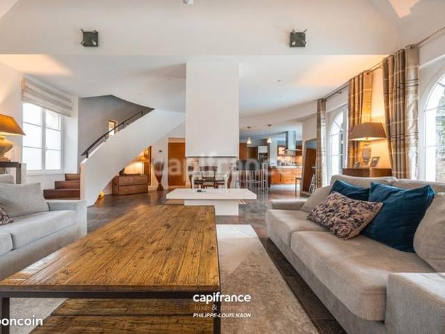 Maison 7 pièces 233 m²