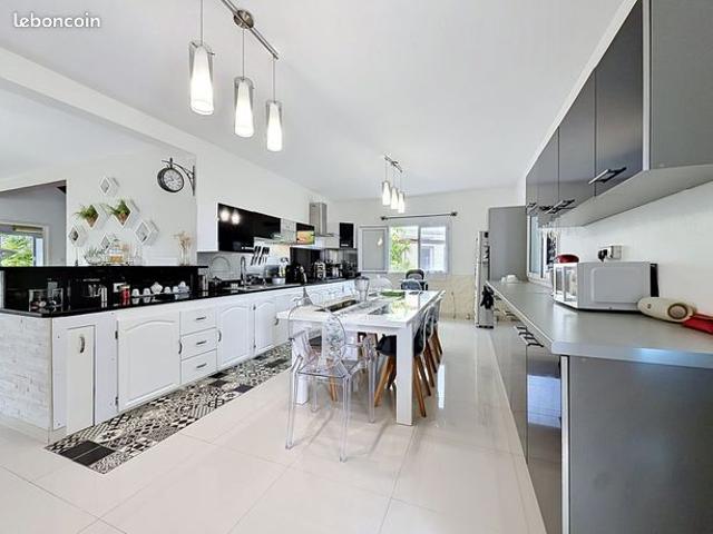 Maison 7 pièces 233 m²