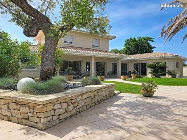 Maison 7 pièces 244 m²