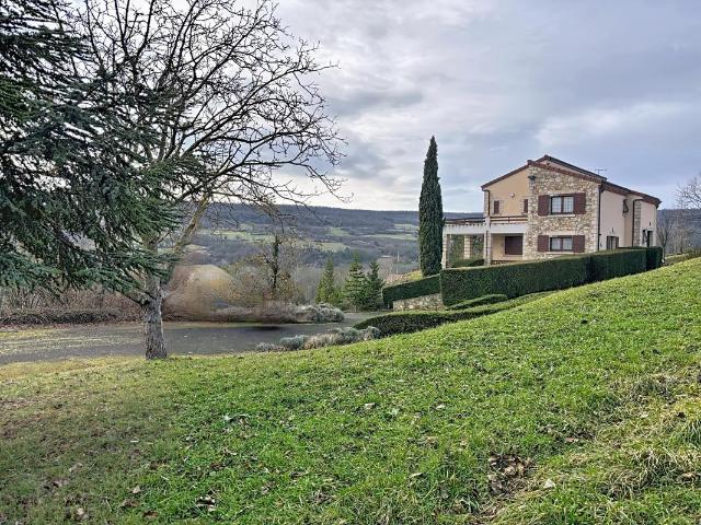 Maison 7 pièces 246 m²