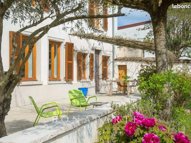 Maison 7 pièces 247 m²