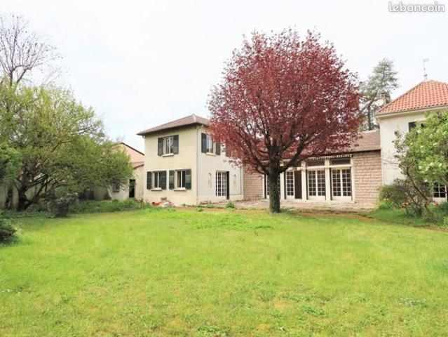 Maison 7 pièces 247 m²