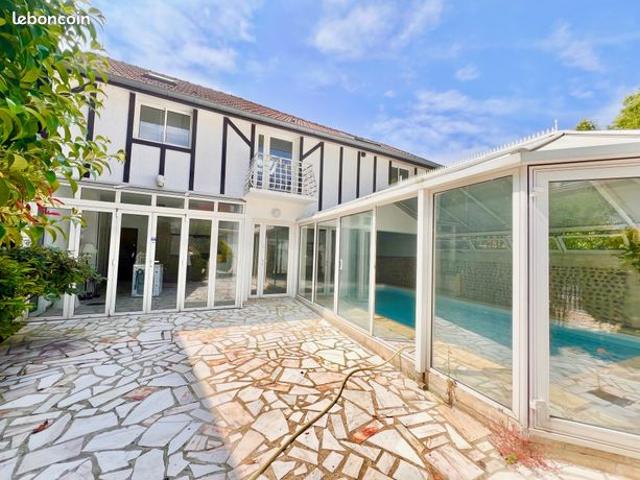 Maison 7 pièces 248 m²