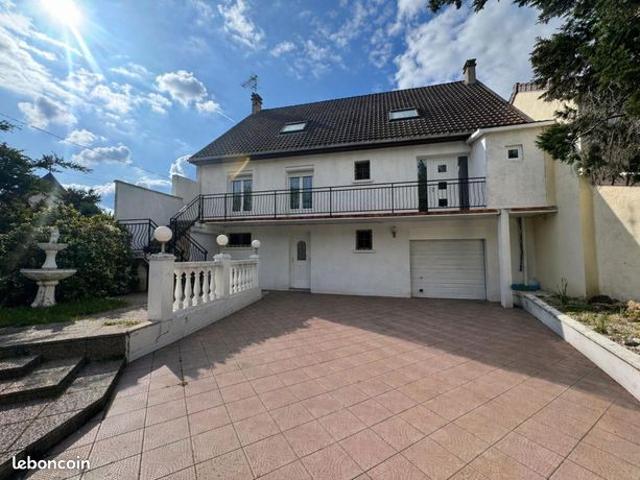 Maison 7 pièces 248 m²