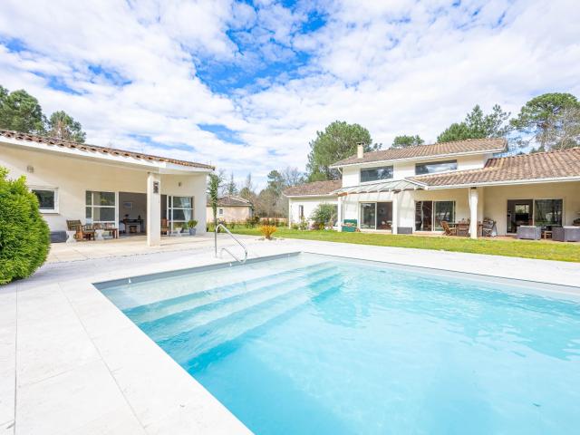 Maison 7 pièces 240 m²