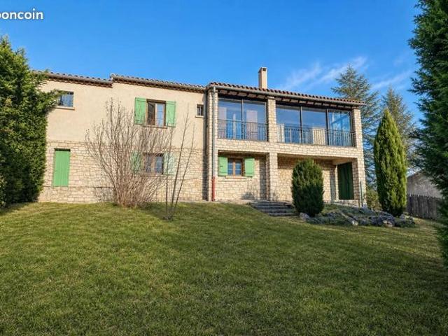 Maison 7 pièces 240 m²