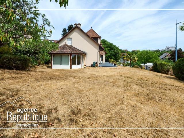 Maison 7 pièces 240 m²