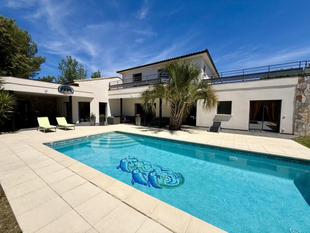 Maison 7 pièces 240 m²