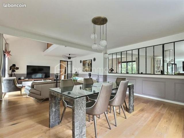 Maison 7 pièces 240 m²