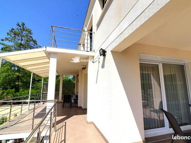 Maison 7 pièces 240 m²