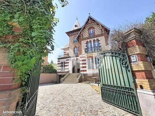 Maison 7 pièces 240 m²
