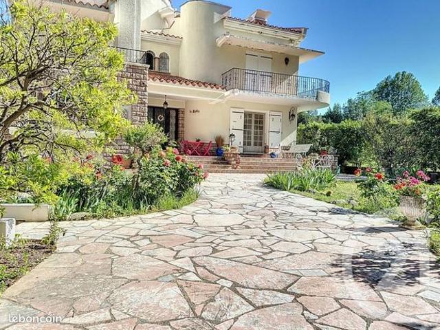 Maison 7 pièces 240 m²