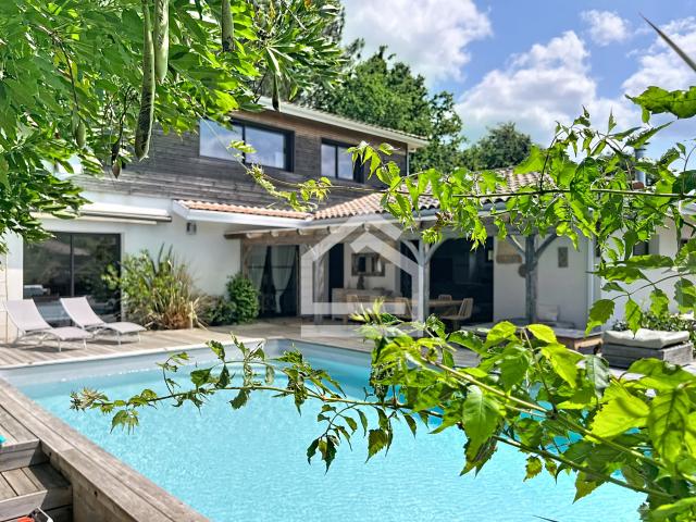Maison 7 pièces 240 m²