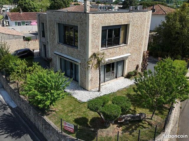 Maison 7 pièces 240 m²