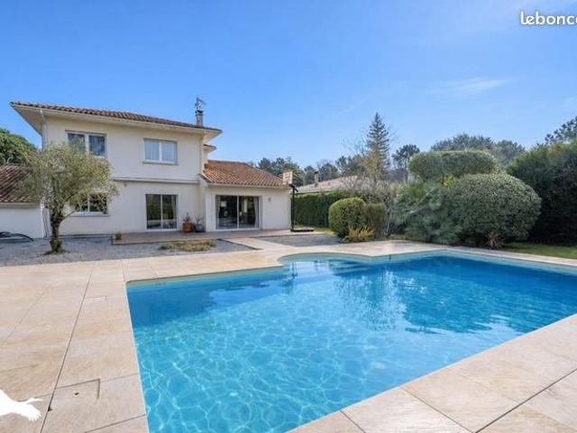 Maison 7 pièces 240 m²