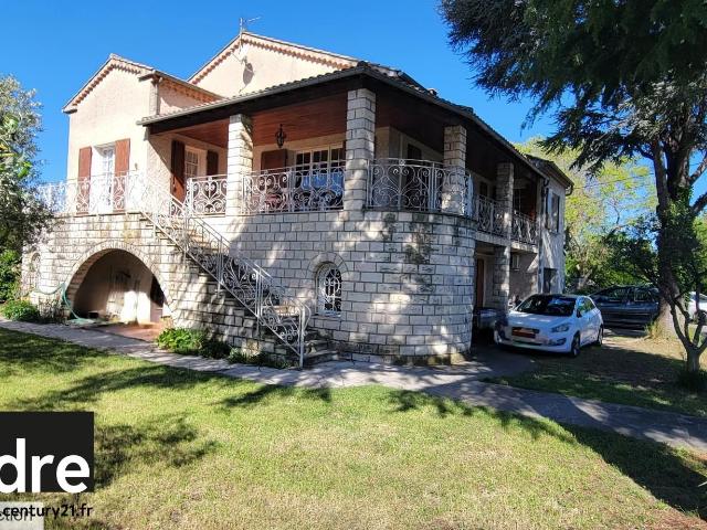 Maison 7 pièces 240 m²