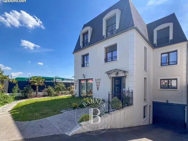 Maison 7 pièces 240 m²