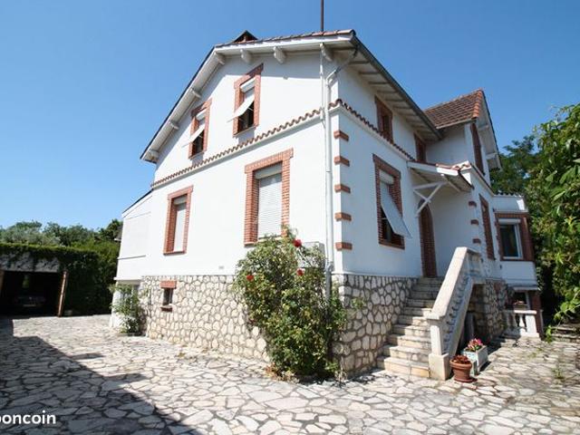 Maison 7 pièces 240 m²
