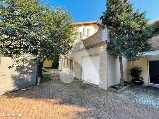 Maison 7 pièces 240 m²
