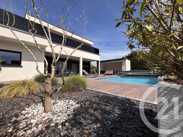 Maison 7 pièces 242 m²