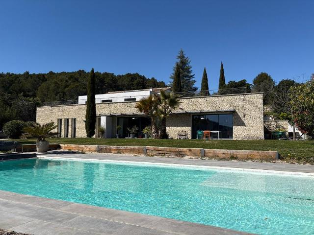 Maison 7 pièces 242 m²