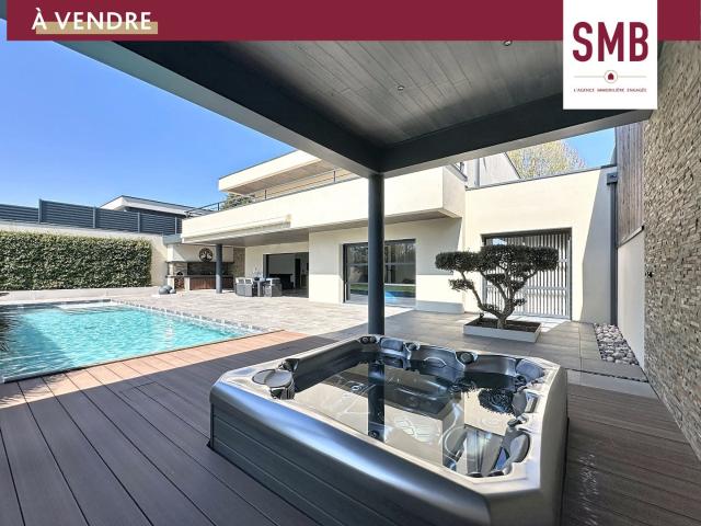 Maison 7 pièces 242 m²