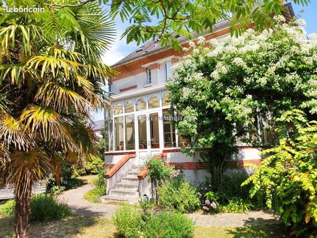 Maison 7 pièces 242 m²