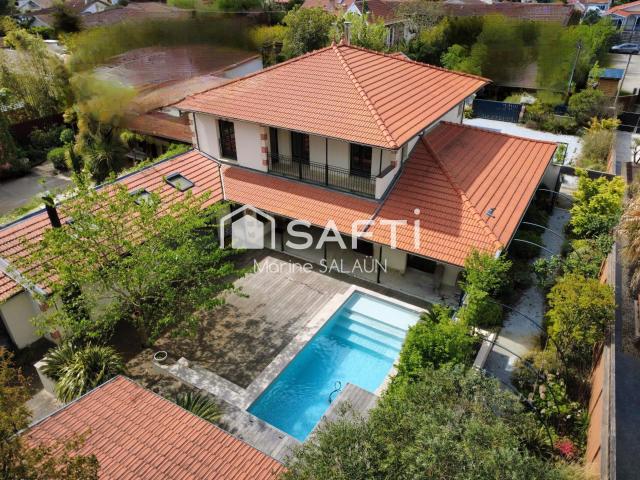 Maison 7 pièces 242 m²