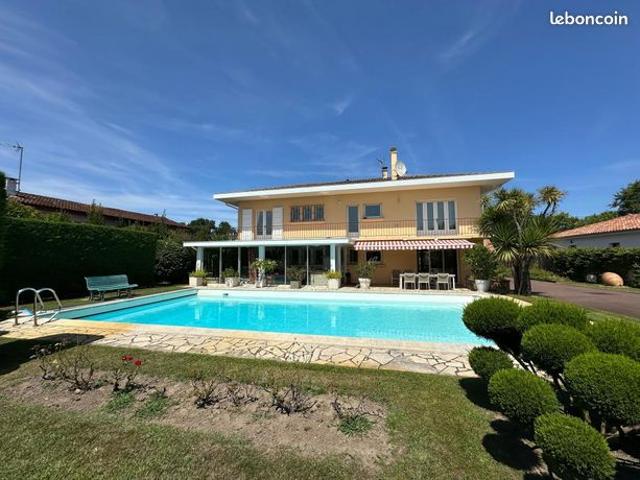 Maison 7 pièces 242 m²
