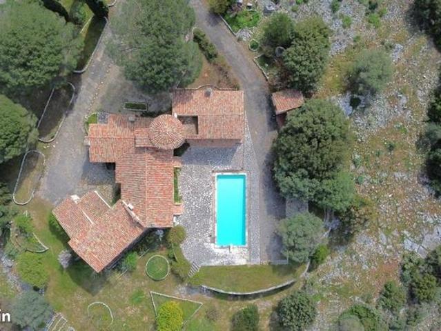 Maison 7 pièces 278 m²