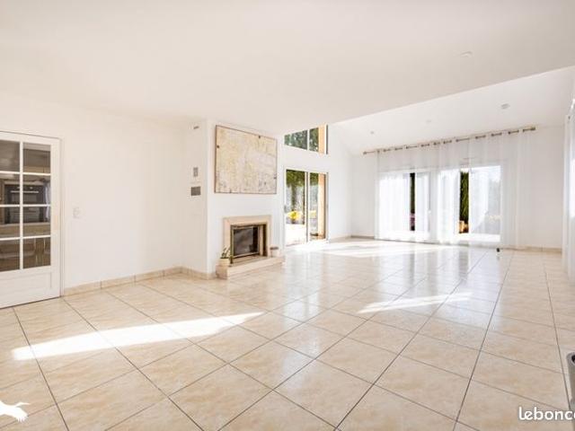 Maison 7 pièces 255 m²