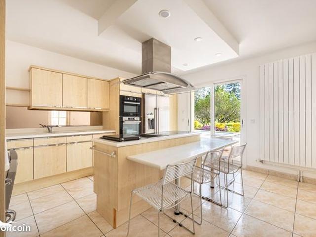 Maison 7 pièces 255 m²