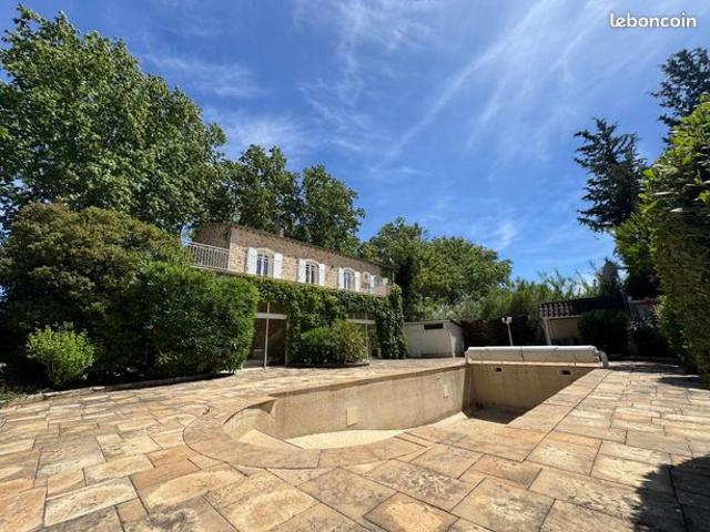 Maison 7 pièces 256 m²