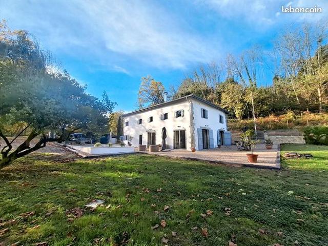 Maison 7 pièces 256 m²