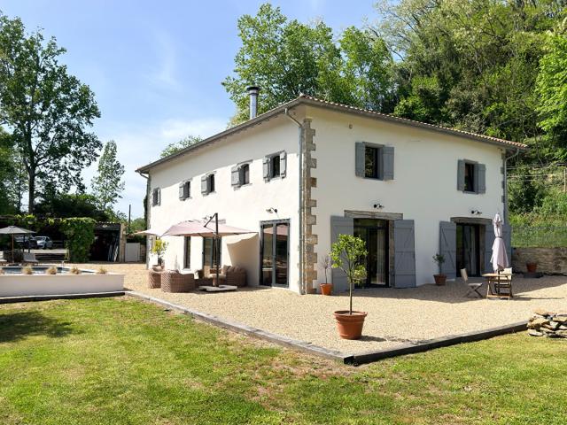 Maison 7 pièces 256 m²