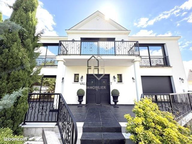 Maison 7 pièces 258 m²