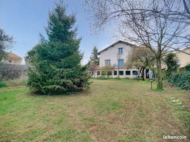 Maison 7 pièces 251 m²
