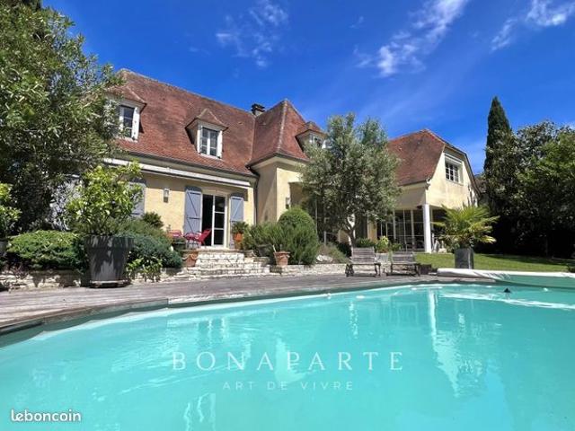 Maison 7 pièces 261 m²