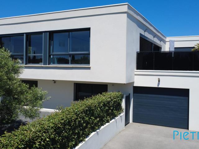Maison 7 pièces 261 m²