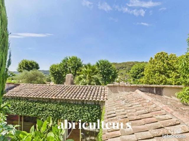 Maison 7 pièces 275 m²